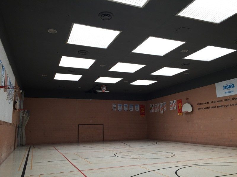 Peinture du plafond d'un gymnase d'école