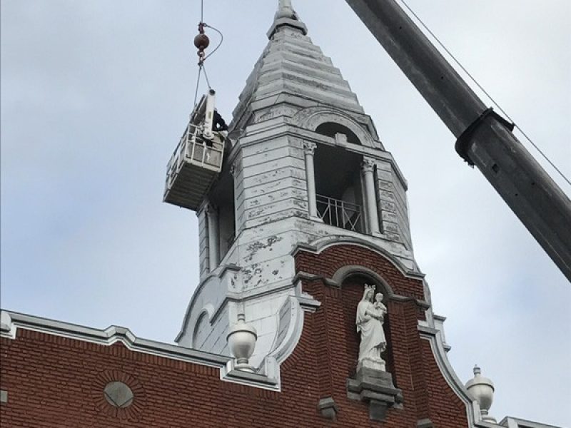 Préparation et peinture en hauteur avec grue