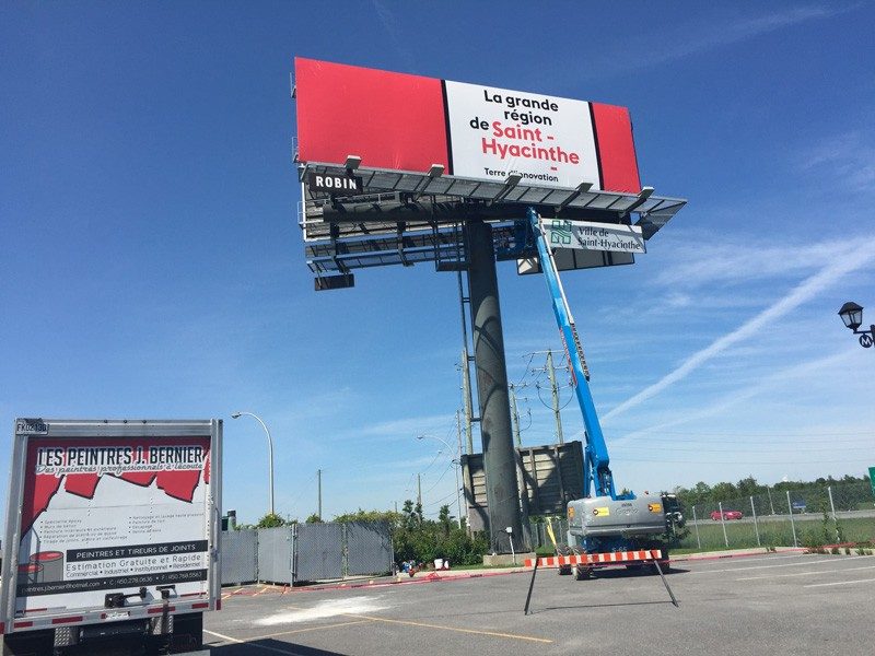 Peinture d'enseigne sur l'Autoroute 20