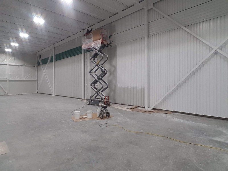 Peinture ignifuge dans l'entrepôt d'une fromagerie