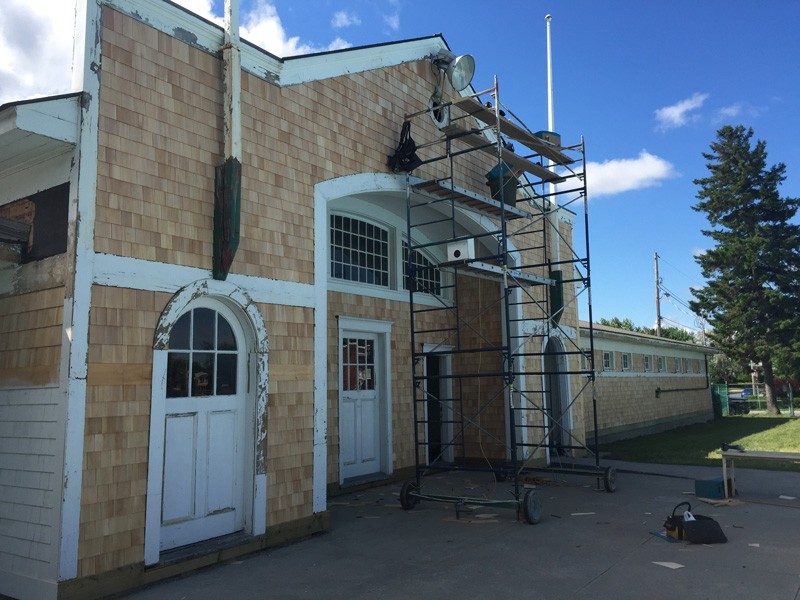 Peinture de façade d'établissement municipal