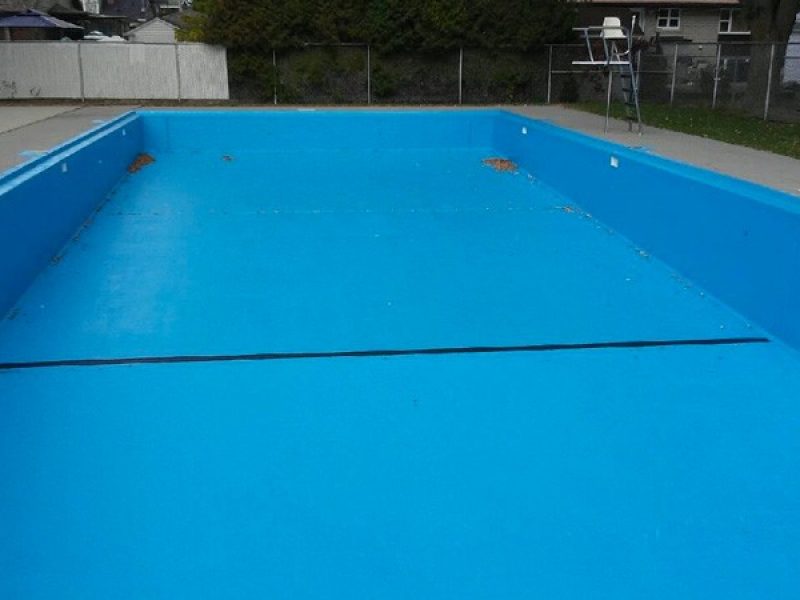 Peinture de plancher de béton d'une piscine