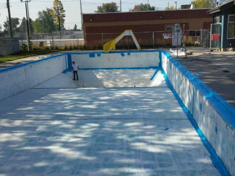 Préparation de plancher de béton d'une piscine